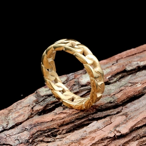 Goldener Gliederkettenring für Herren aus Edelstahl auf natürlichem Baumrindenhintergrund