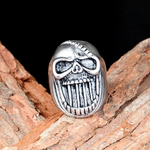 Bague tête de mort gothique pour homme en acier inoxydable sur base en bois