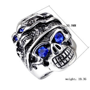 Vue détaillée d'une bague crâne avec strass bleus et dimensions du produit indiquées