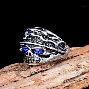 Bague tête de mort gothique pour homme avec yeux bleus en acier inoxydable argenté
