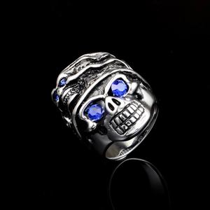 Bague tête de mort punk en acier inoxydable pour homme avec yeux en zircon bleu sur noir