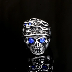 Bague tête de mort en acier titane pour homme avec yeux en cristal bleu et relief punk