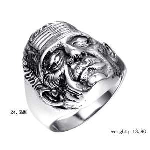 Macro-detail van de gotische punk schedelring met 24,5 mm hoogte en 13,8 g gewicht