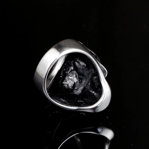 Vue détaillée de l'intérieur de la bague tête de mort en titane avec texture de coulée