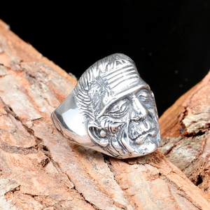 Gotische Frankenstein schedelring voor heren van vintage roestvrij staal op hout