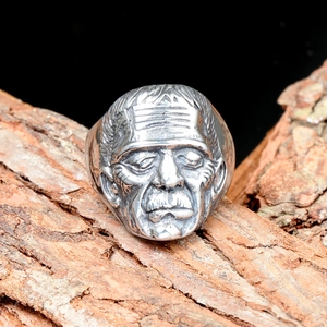 Vintage gotische Frankenstein schedelring van roestvrij staal op natuurlijke schors