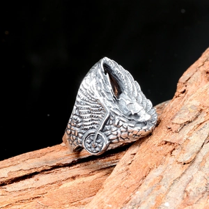 Macro detail heren punk motorring met vleugels en schedel op houten schors