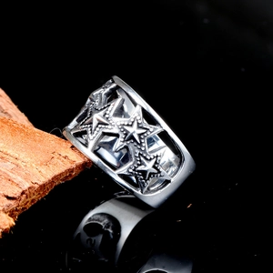 Bague large ajourée en argent S925 poli avec un motif d'étoiles de pentagramme