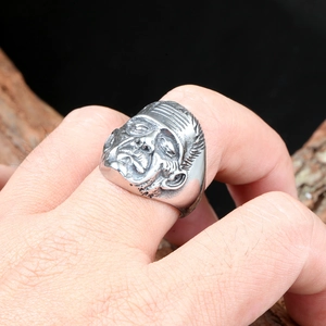 Detail van vintage punk schedelring met reliëf van stamhoofd en verouderde afwerking