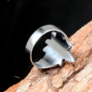 Vintage esdoornblad ring van roestvrij staal met reliëfdetails op natuurlijke houtschors