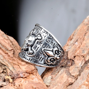 Retro stainless steel skull ring for men with vintage oxidized finish and crossbone details