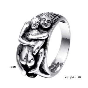 Détail d'une bague vintage en acier avec sculpture, montrant 12 mm de large et 7 g de poids
