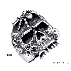 Vista detallada del anillo de calavera de 28 mm con relieve de araña y acabado retro