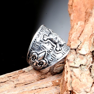 Men's punk skull ring in vintage stainless steel with gothic fleur-de-lis carving