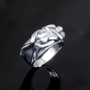 Bague artistique vintage en acier inoxydable avec relief d'amants sur fond noir