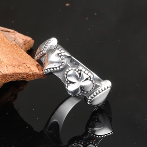Retro stainless steel heart and clover ring for men with dot edge finish