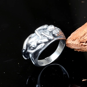 Vue détaillée d'une bague rétro en acier avec relief artistique de couple enlacé