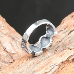 Punk style heart shaped titanium steel ring with vintage embossed texture for men