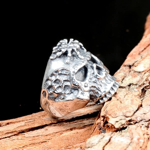 Anillo gótico de calavera para hombre con detalle de araña en estilo punk