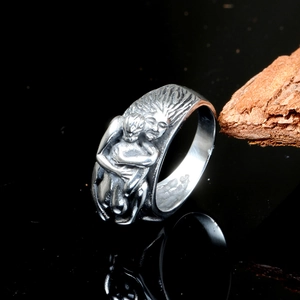 Relief détaillé de personnages s'enlaçant sur une bague vintage en acier inoxydable vieilli