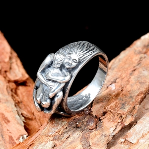 Bague vintage en acier inoxydable avec relief d'étreinte et finition vieillie mate
