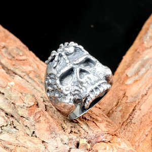 Anillo gótico de calavera y araña en plata antigua para un estilo rock punk