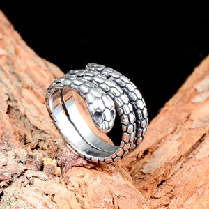 Adjustable snake-shaped punk titanium steel ring with textured scales on bark