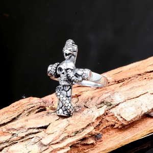 Gotische roestvrijstalen ring met slang en schedel op een kruis met vintage afwerking