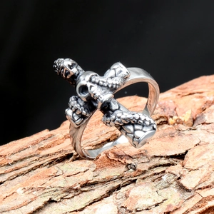 Macro-opname van vintage gothic ring met slang en schedel op houten achtergrond