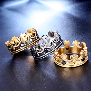 Detailweergave van drie gotische kroonringen in zwart, goud en zilver met zwarte zirkoon