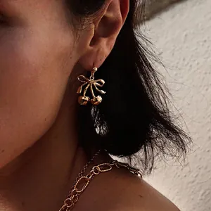 Orecchini a Fiocco di Ciliegia in Acciaio Inossidabile e Titanio per Donna Placcati in Oro Eleganti Minimalisti Gioielli di Moda