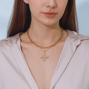 Collana con Ciondolo a Croce Floreale in Acciaio Inossidabile Placcato Oro Doppia Catena Geometrica per Donna Gioielli