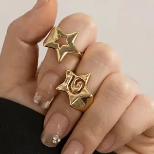 Bague Étoile en Acier Inoxydable Plaqué Or Étoilée Évidée Géométrique Bague de Doigt pour Femme Bijoux de Mode Accessoire Quotidien