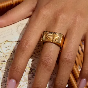 Bague Chevalière Carrée en Acier Inoxydable Plaqué Or Vintage Motif Relief Coquillage Bijoux de Mode pour Femmes