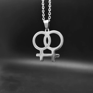 Collier avec pendentif double symbole de Vénus en acier inoxydable poli et chaîne fine