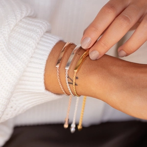 Dreiteiliges Titanstahl-Schiebearmband-Set in Roségold, Silber und Gold für Damen