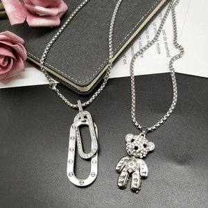 Détail du pendentif ours pavé de cristaux et du collier avec anneau gravé en argent