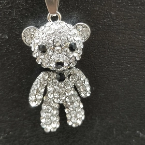 Vue macro d'un pendentif ours étincelant avec pavé de cristaux et pierres noires