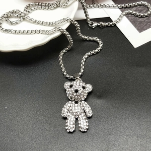 Gros plan d'un pendentif ours en argent serti de strass blancs étincelants