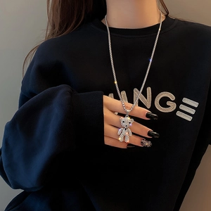 Collier avec pendentif ours brillant en acier inoxydable argenté sur un mannequin