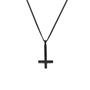 Collier croix inversée noire de style gothique en acier inoxydable sur fond blanc épuré