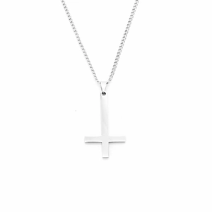 Pendentif croix inversée en argent poli avec chaîne cubaine sur un fond blanc épuré