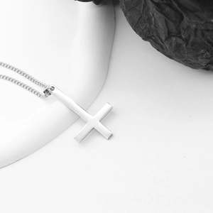 Vue détaillée du pendentif croix inversée en argent avec finition en acier poli brillant