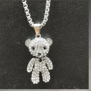 Collier ours argenté serti de strass blancs brillants avec une chaîne épaisse