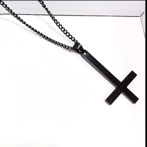 Collier Pendentif Croix Renversée en Acier Inoxydable Bijoux Street Style Gothic Punk Hip Hop pour Hommes Femmes