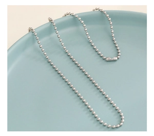 Collana minimalista a sfere in acciaio inossidabile con pendente su vassoio in ceramica