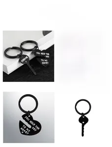 Détail de porte-clés pour couple noir mat avec pendentifs cœur et clé gravés de textes romantiques