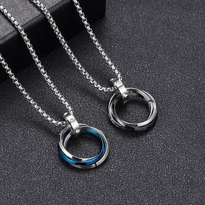 Halskette mit drei ineinandergreifenden Ringen aus Titanstahl für Herren in Silber und Blau