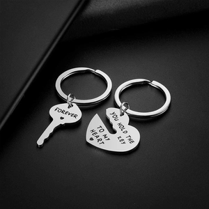Porte-clés couple en acier inoxydable poli avec cœur, clé et gravure romantique