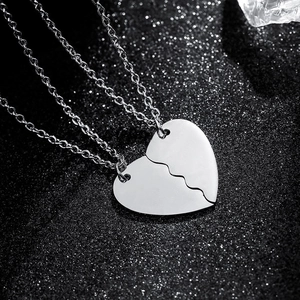 Set de collares de rompecabezas de corazón en acero pulido con cadenas en O y fondo negro